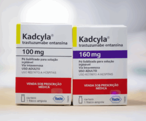 Primeiro lote chegou nesta segunda-feira (13). Com investimento de R$ 159 milhões, o Trastuzumabe Entansina atenderá 100% da demanda na rede pública